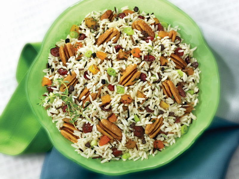 Ensalada de arroz salvaje, frutas deshidratadas y nueces pecán